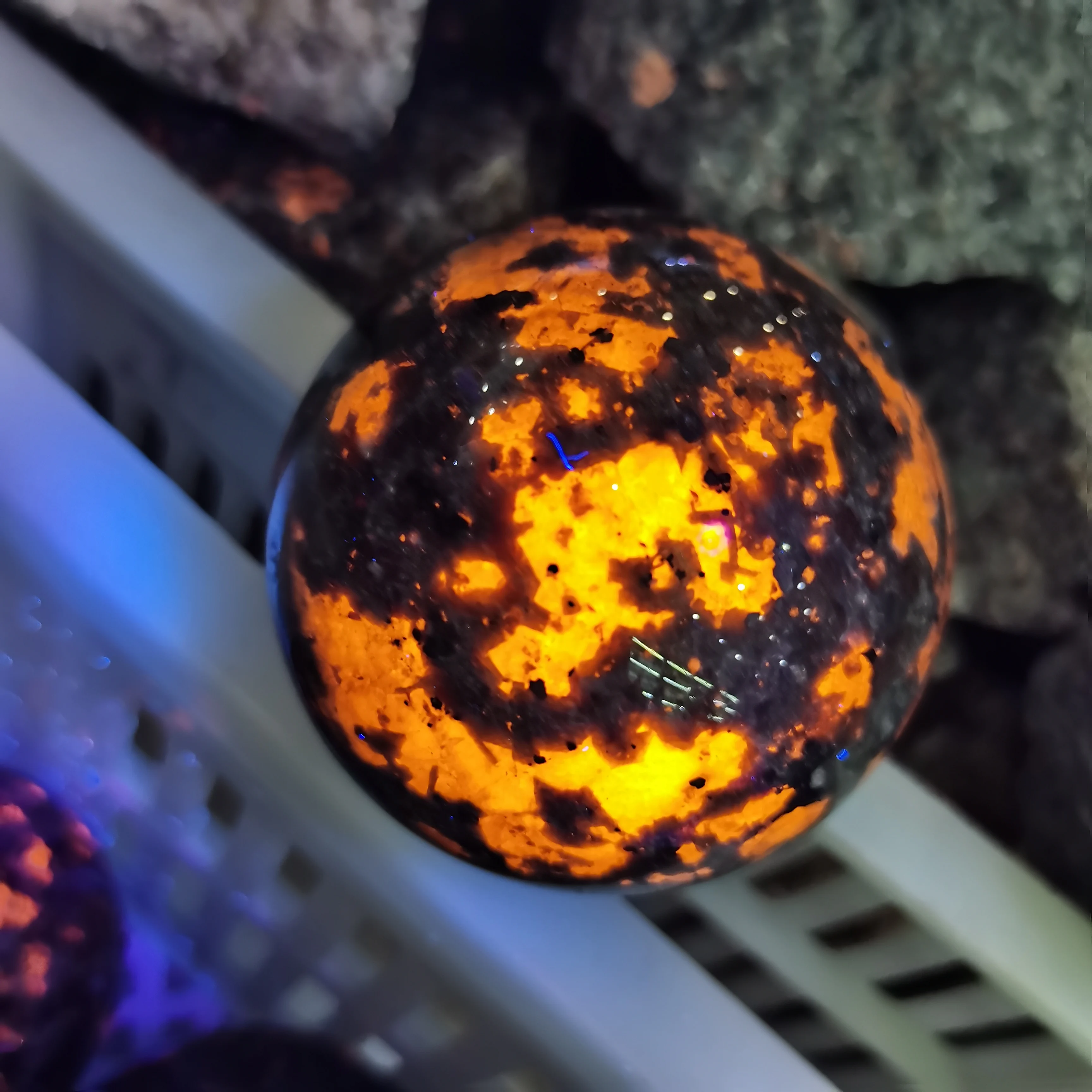 

5A+ 70mm 100% Natural American Yooperlites Sphere Fluorescent Energy Ball Reiki Specimen Aquarium Home Room Decoration Gems 1pcs