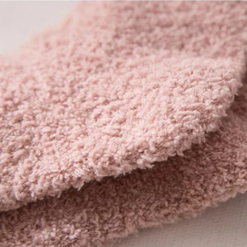 Dicke bedruckte Liebessocken für Damen – warme Wintersocken, niedliche, lässige Plüsch-Schlafsocken für Zuhause, flauschige Korallen-Fußwärmer – Detail 10