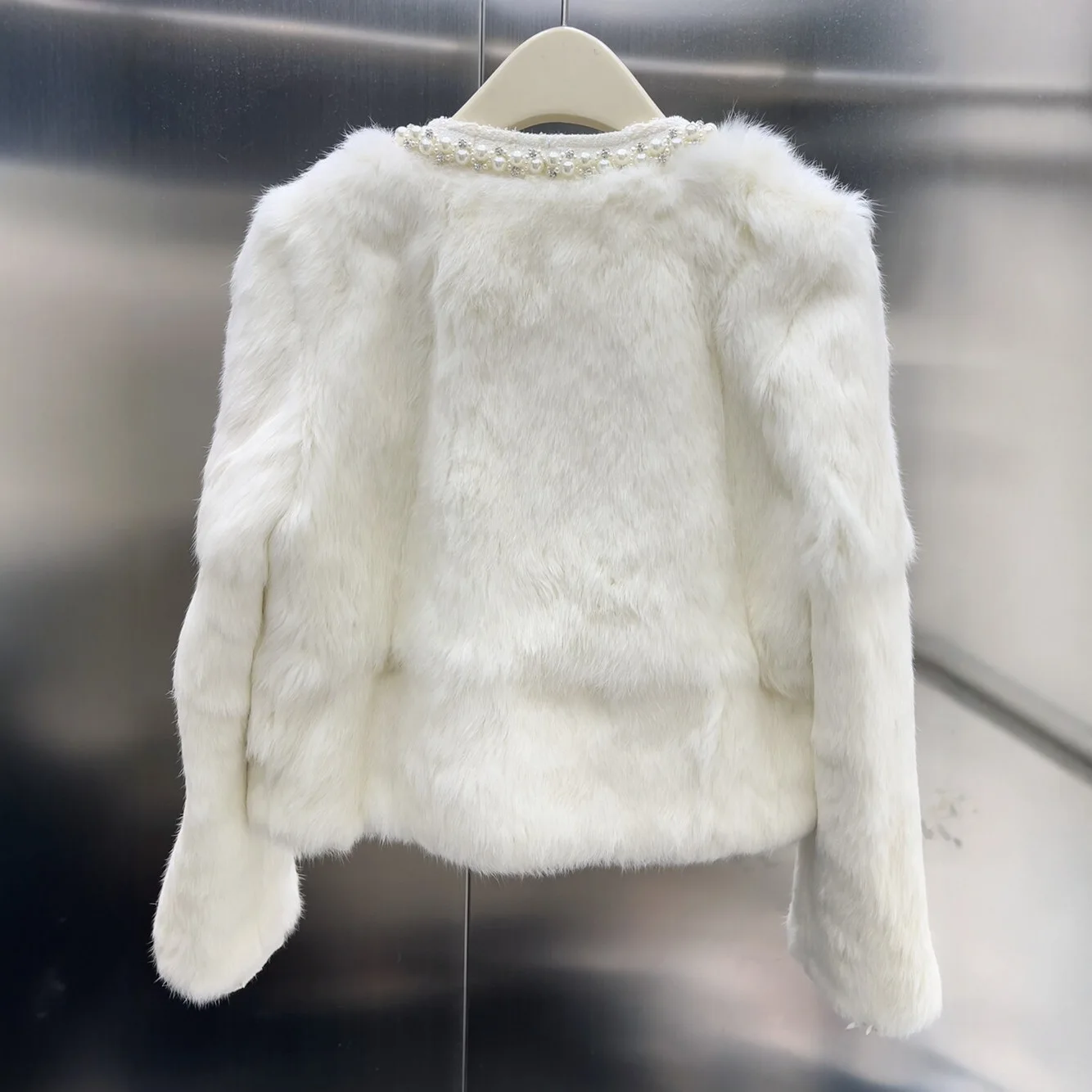 Abrigo de piel de conejo de un solo pecho para mujer, chaquetas francesas elegantes de alta sociedad, industria pesada, lazo con cuentas, cuello redondo, manga larga, invierno