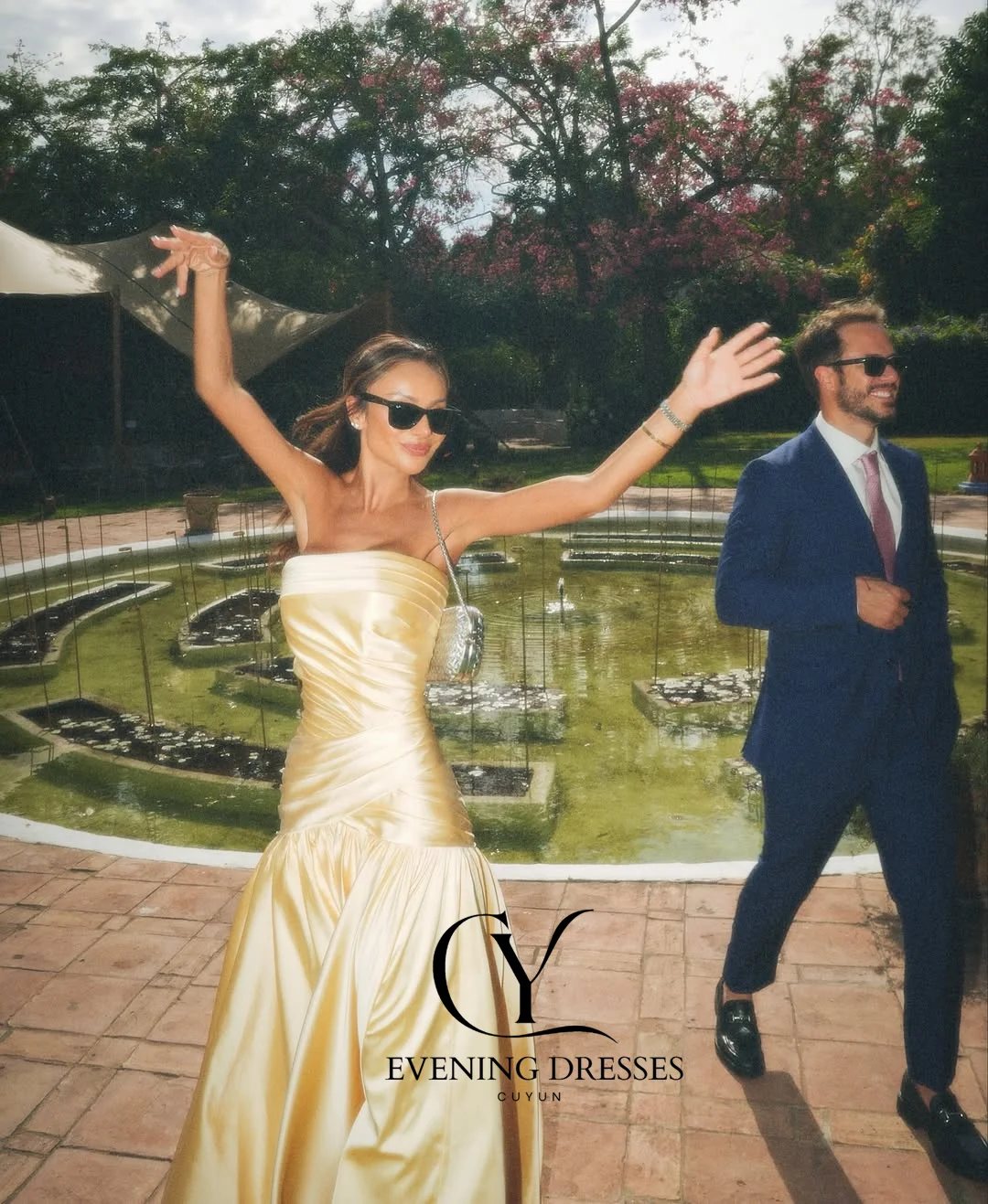 CUYUN ゴールデンサテン女性フォーマルイブニングドレスストラップレスプリーツロングウエディングパーティードレスカスタマイズされたゲストウェディングパーティードレス