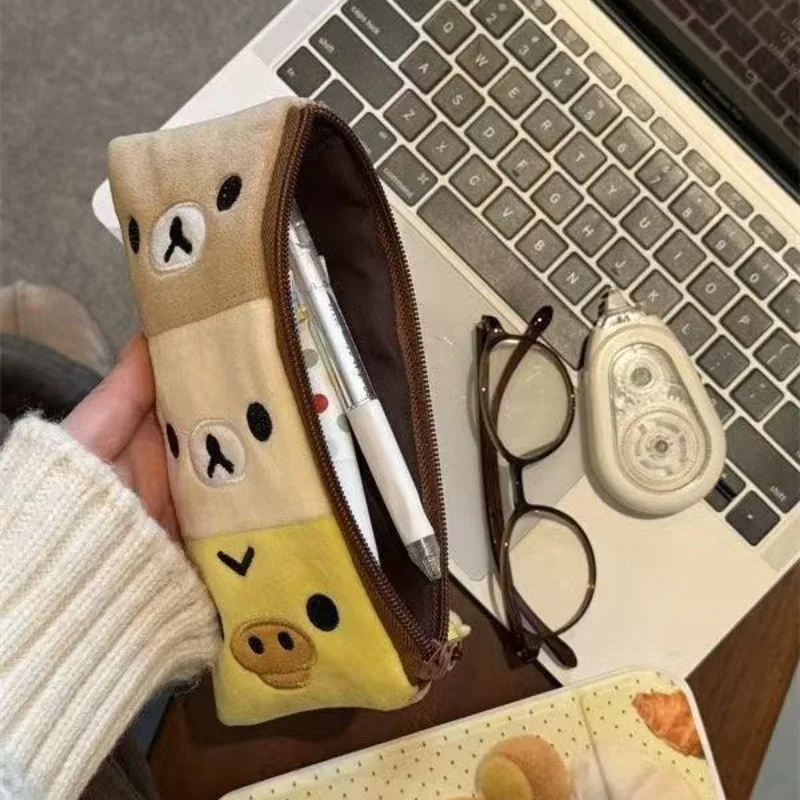 Niedliches Rilakkuma Plüsch-Federmäppchen Kawaii Cartoon Anime Große Kapazität Desktop-Schreibwaren-Aufbewahrungstasche Multifunktionales Federmäppchen – Detail 3