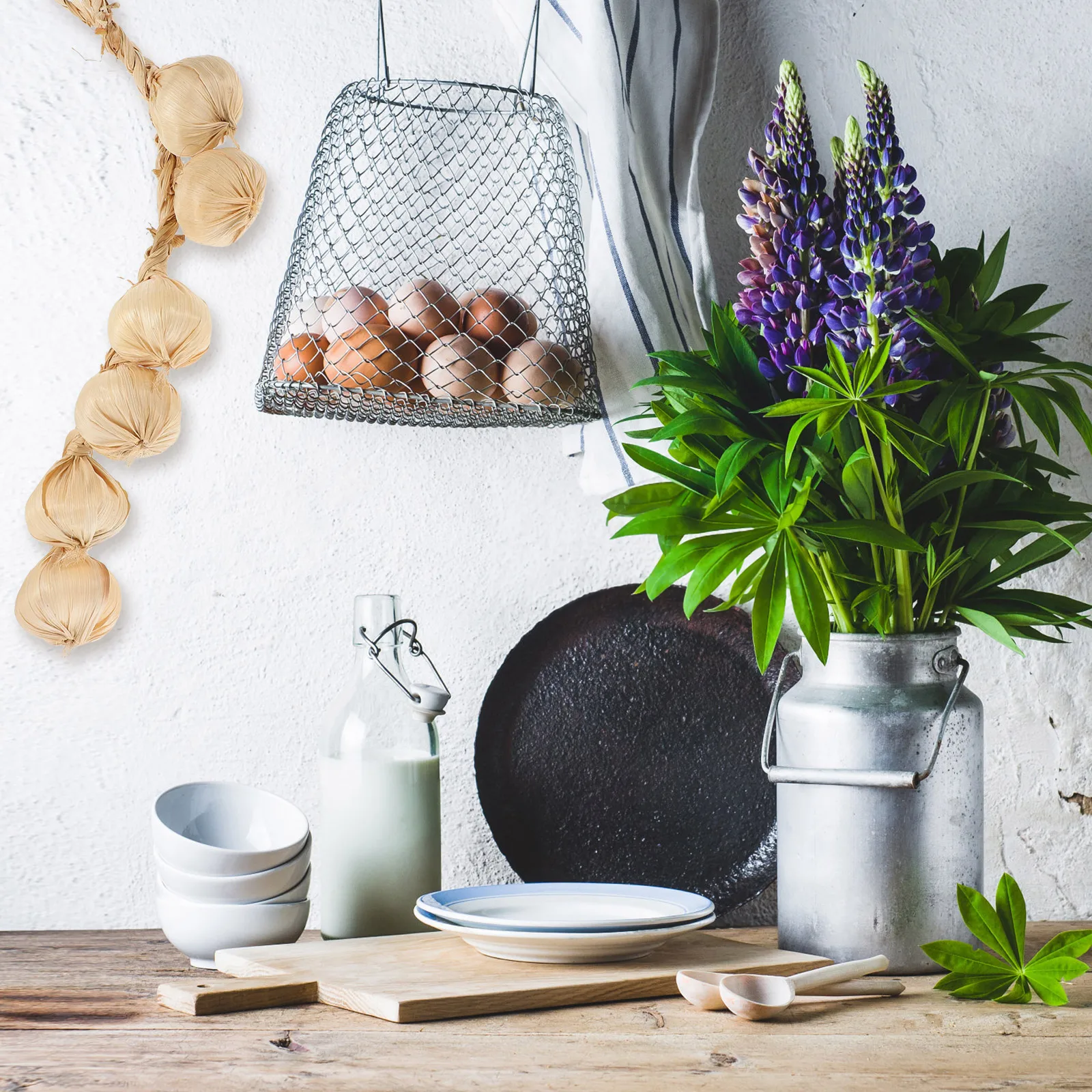 

Artificial Strings Decorative Garlic Braids Realistic Hanging Fake Garlic String Vegetable Photo Prop Home Decor Simulated Photo