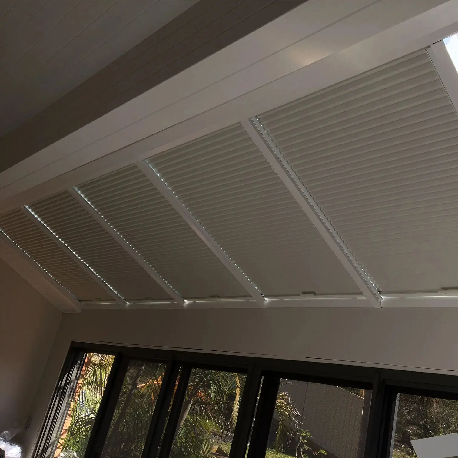 Skylight Cellular Shades. Blackout & light filtering. Cordless operation with thermal insulation. UV protection & energy saving.