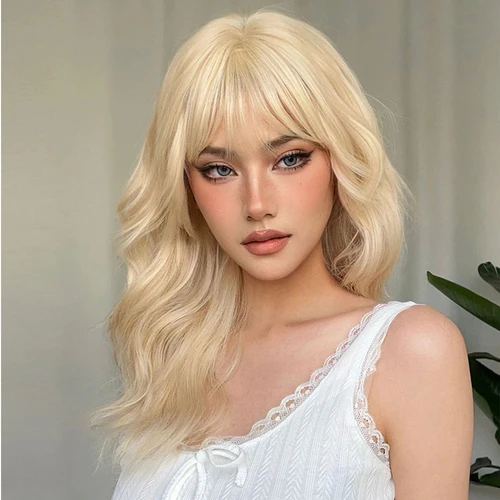 Imagen 2 del producto Pelucas sintéticas de onda rizada para mujeres blancas, color amarillo claro, rubio con flequillo, longitud media, Lolita, Cosplay, Natural, resistente al calor