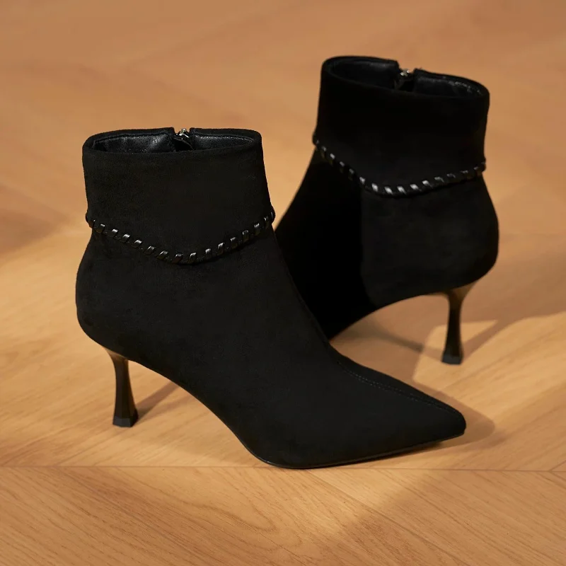 نمط الخريف/الشتاء الجديد من أحذية الكاحل ذات الكعب العالي ذات الحواف المدببة ذات الكعب العالي هو حذاء أنيق ومتعدد الاستخدامات