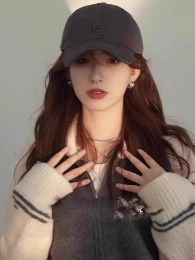 2025年アメリカンレトロレターベースボールキャップユニセックス流行ブランド小顔効果ダックビルキャップストリートスタイルショートブリムキャップ