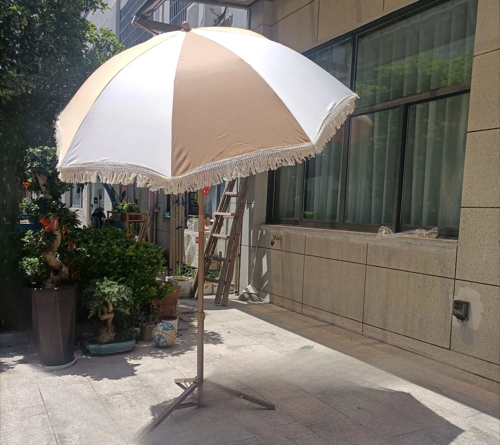 مظلة شاطئ متطابقة الألوان قابلة للطي على الشاطئ، إعلان مظلة للترفيه