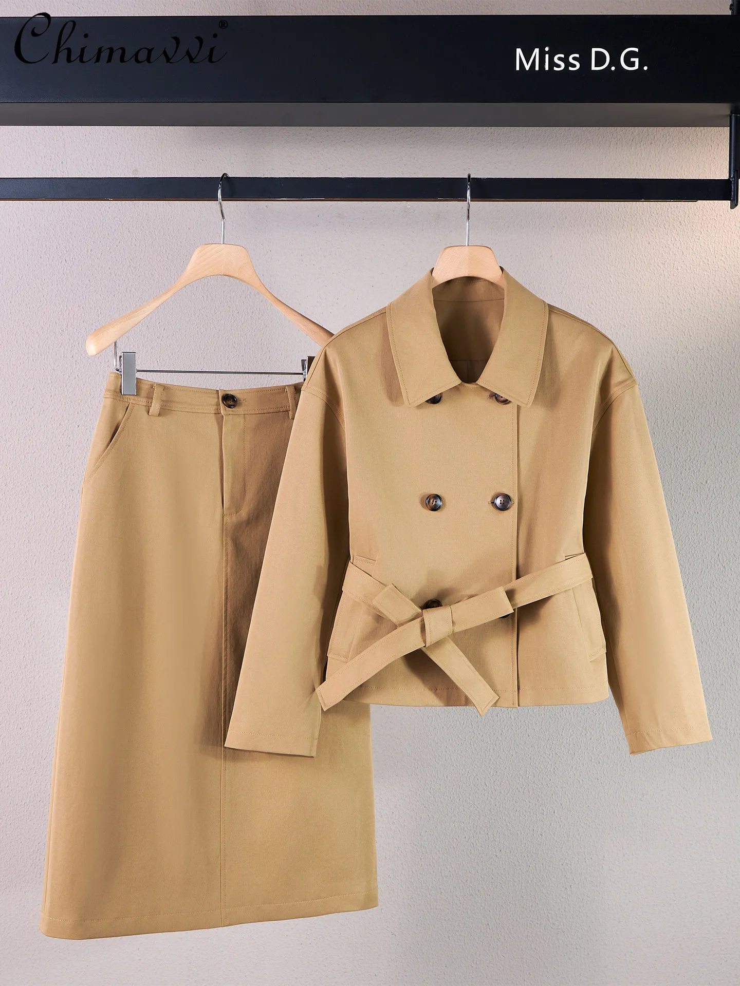 

Новый модный комплект из двух предметов: укороченный тренч и юбка в британском стиле цвета хаки для весны и осени 2026 года. Элегантный женский костюм для офиса.