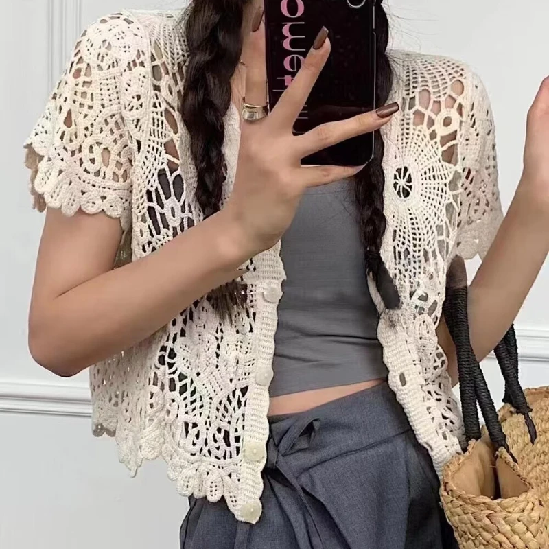 REALEFT Sommer Vintage Spitze Häkeln Damen Blusen 2025, neue Knöpfe, kurze Ärmel, V-Ausschnitt, aushöhlen, Hemden, kurze Tops für Damen