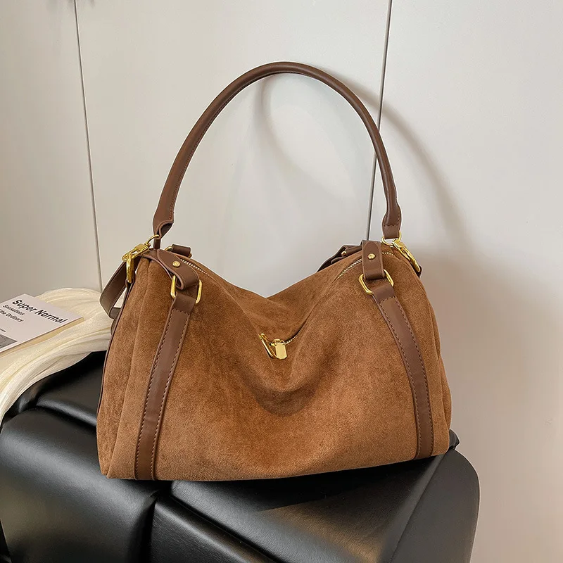 

Матовая большая сумка ранней осени 202, просторная женская сумка через плечо, универсальное пригородное плечо, минималистичная сумка «день-ночь»