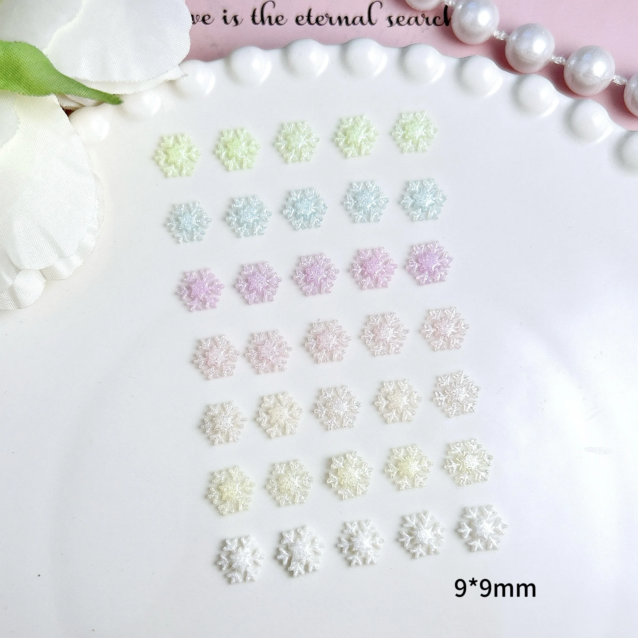 60PCS Macaron สีหวานเกล็ดหิมะเรซิ่นเล็บ Charms Luminous Dreamy ประกายเกล็ดหิมะตกแต่งเล็บสําหรับ DIY เล็บ