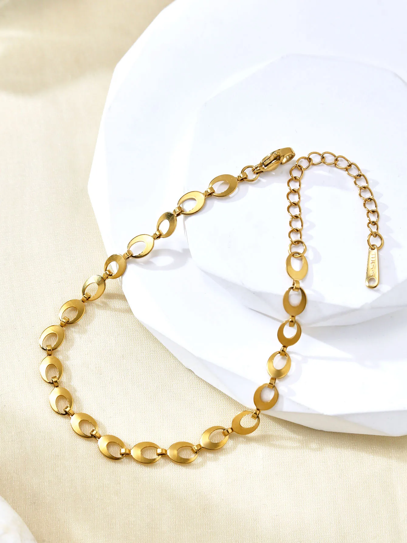 أزياء بسيطة Ins كبار الشعور من الرياح الباردة الفولاذ المقاوم للصدأ 18K مطلية بالذهب هندسية جولة المرقعة سوار الإناث