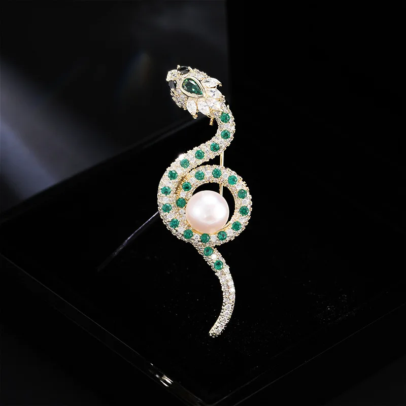 Spilla a forma di serpente spirituale Delicata zircone Personalità Creativa Zodiaco Spilla per cappotto con perle d'acqua dolce ad alto senso