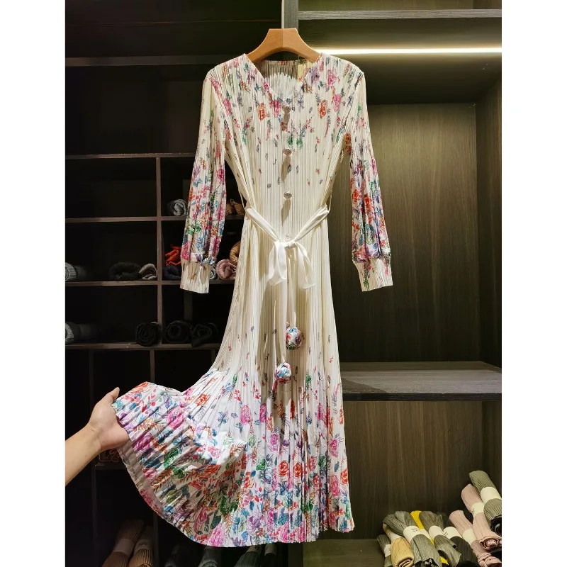 

Плиссированное платье Miyake 2026: Элитное плиссированное платье весна-лето с цветочным принтом, V-образным вырезом, омолаживающее, женское, приталенное, с длинным рукавом, на завязках, длинное.