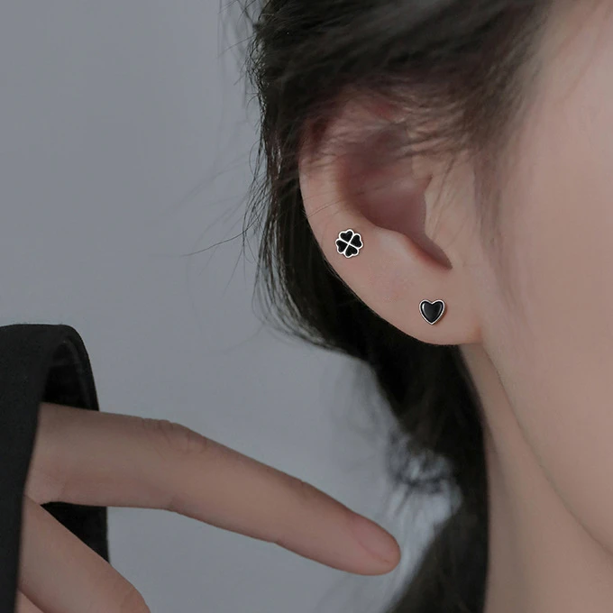 

VIVILADY 1 Piece 925 Silver Cute Black Heart Screw Puncture Stud Earrings for Fashion Women Fine Jewelry Minimalist Accessories