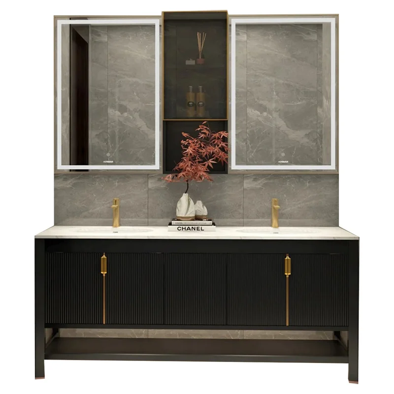 

Стильный современный минималистичный туалетный столик с двойными раковинами и зеркалом для ванной комнаты в отеле.