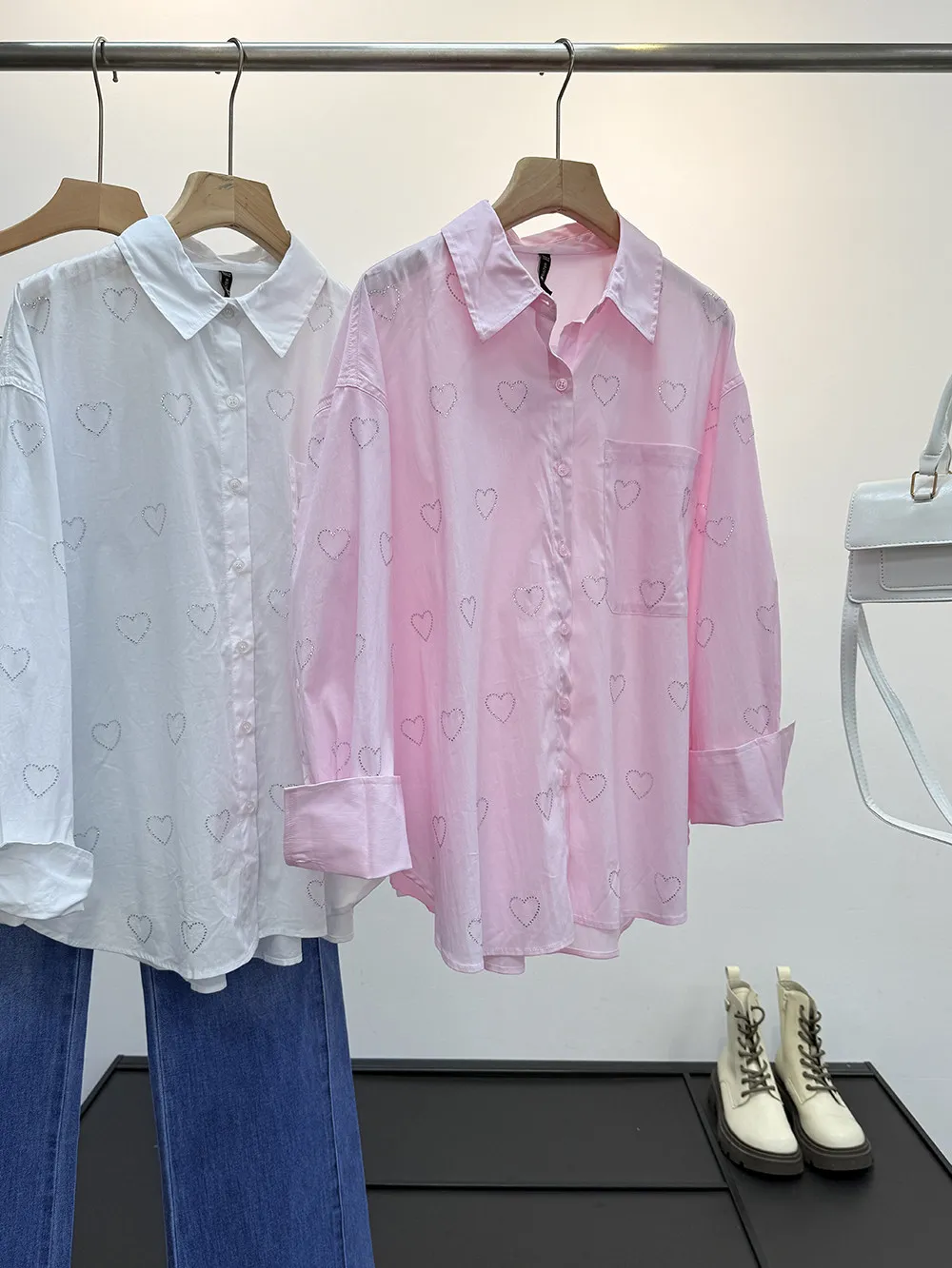 

Женская рубашка с сердечками из страз, новая весенняя коллекция, французский повседневный стиль, простая свободная рубашка с отложным воротником, длинными рукавами и однобортной застежкой.