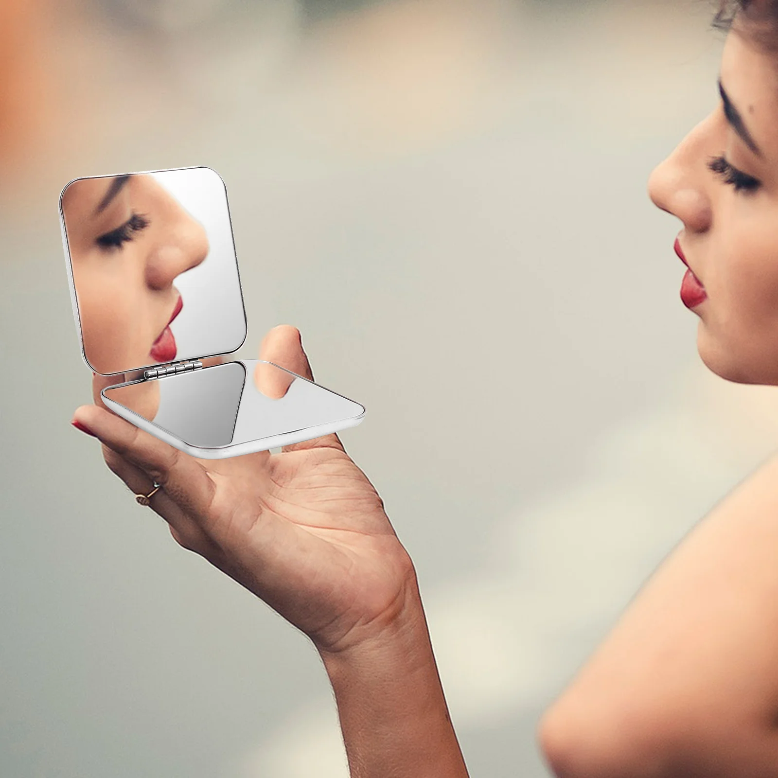 Kompakter Mini-Schminkspiegel mit Schriftzug-Design, beidseitig tragbar, Reisegeschenk für Frauen und Mädchen, Taschenspiegel