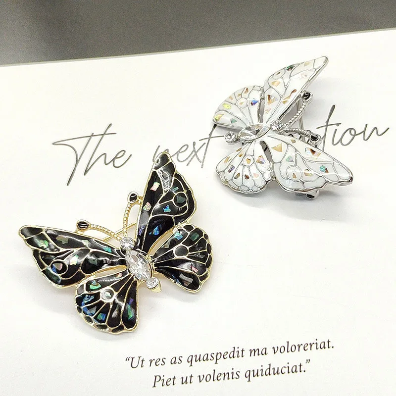 

Высококачественная нишевая брошь-бабочка, корсаж из масляного сплава, универсальная и простая застежка для шелкового шарфа.