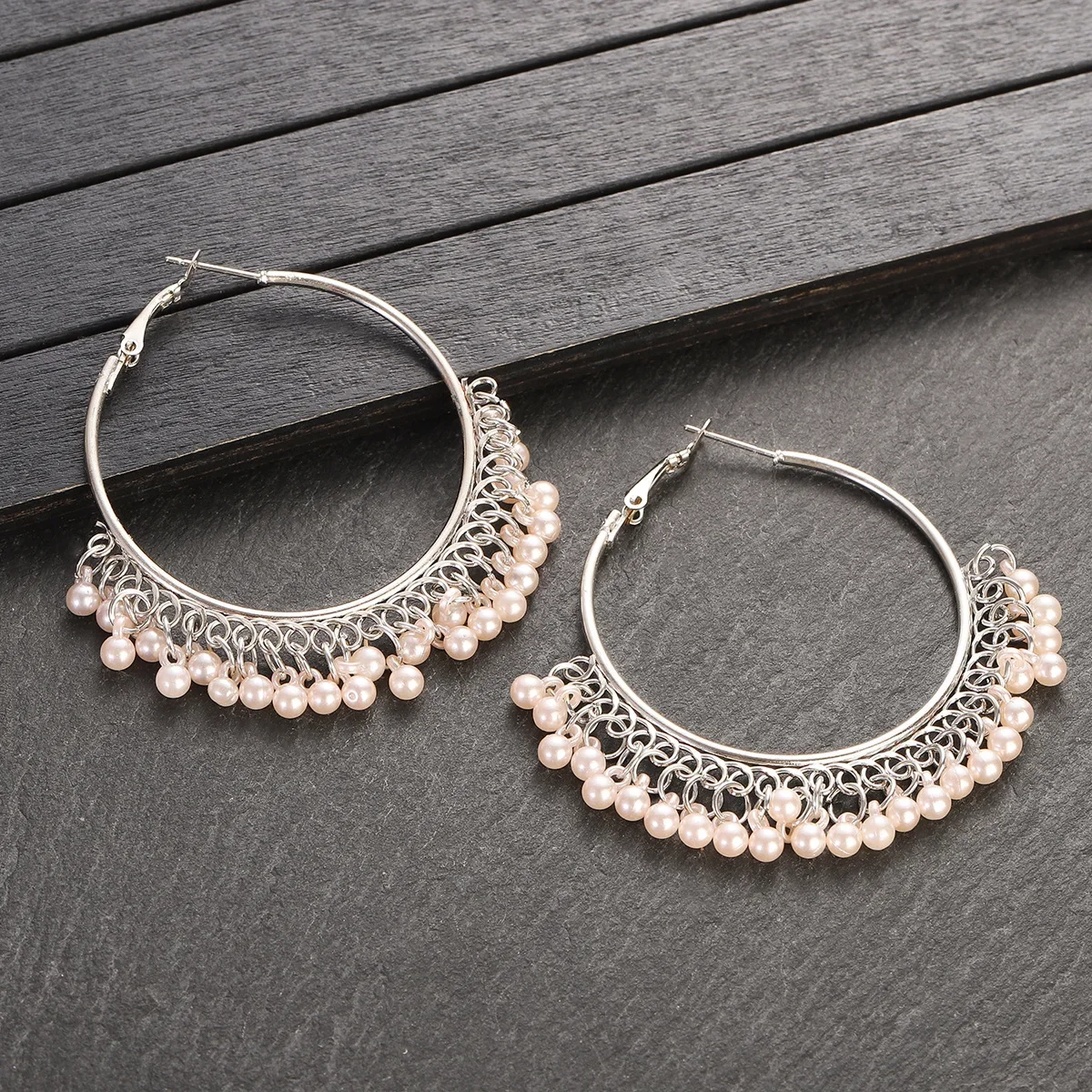 Vintage Pink Pearl Tassel Hoop Earrings Silver Pearl Round Hoop Earrings for Women Birthday Graduation Jewelry Gift