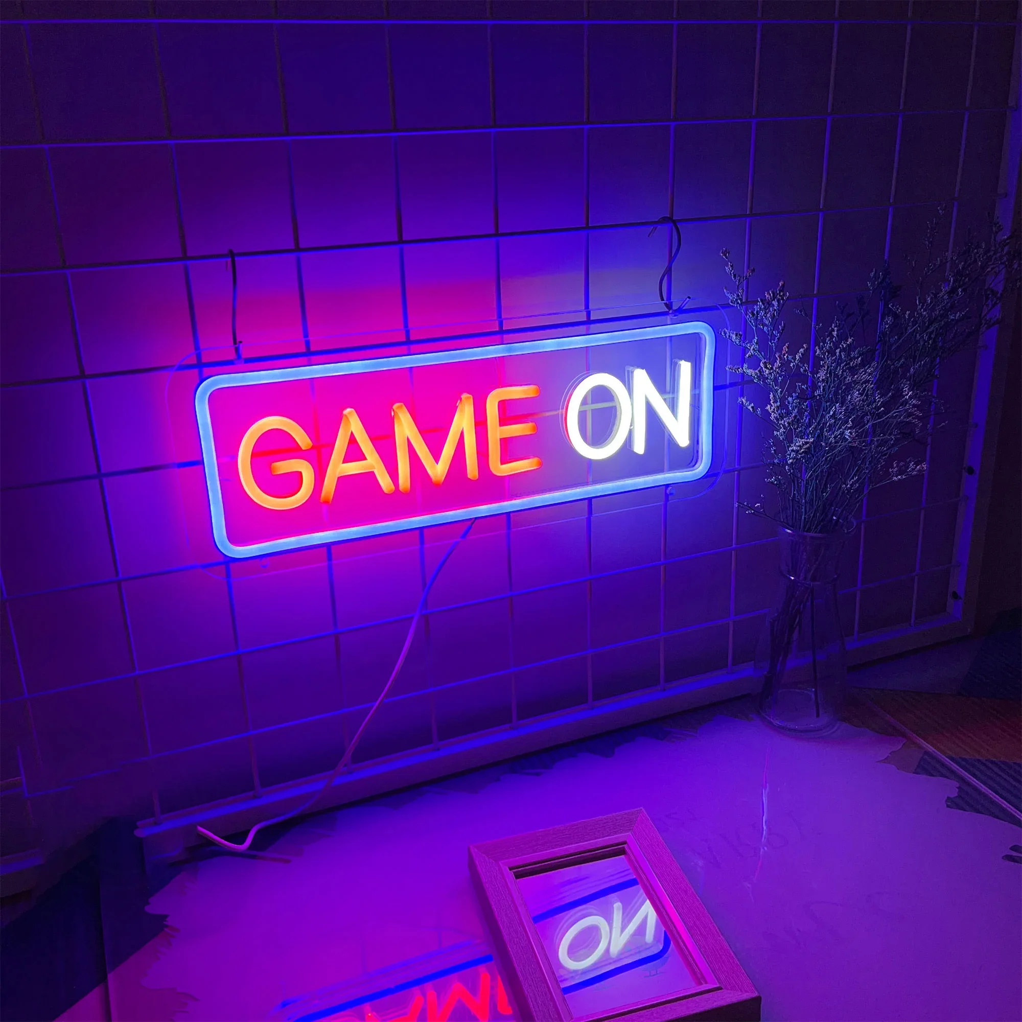 

Неоновая светодиодная вывеска Game On с регулировкой яркости для игровой комнаты, спальни мальчика, стриминга, аркадного бара, декора стен, USB-лампа, подарки