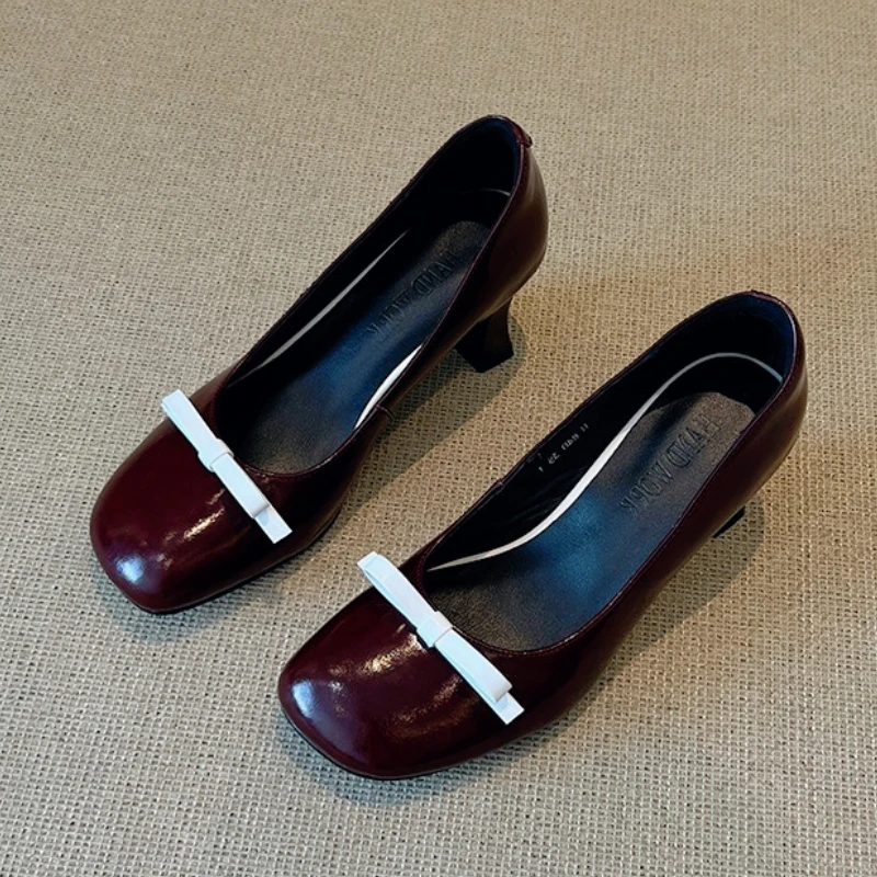 

Новые дизайнерские туфли Мэри Джейн на массивном каблуке для женщин, элегантные модельные туфли-лодочки с милым бантом и украшением в стиле ретро, легкие осенние туфли на каблуке