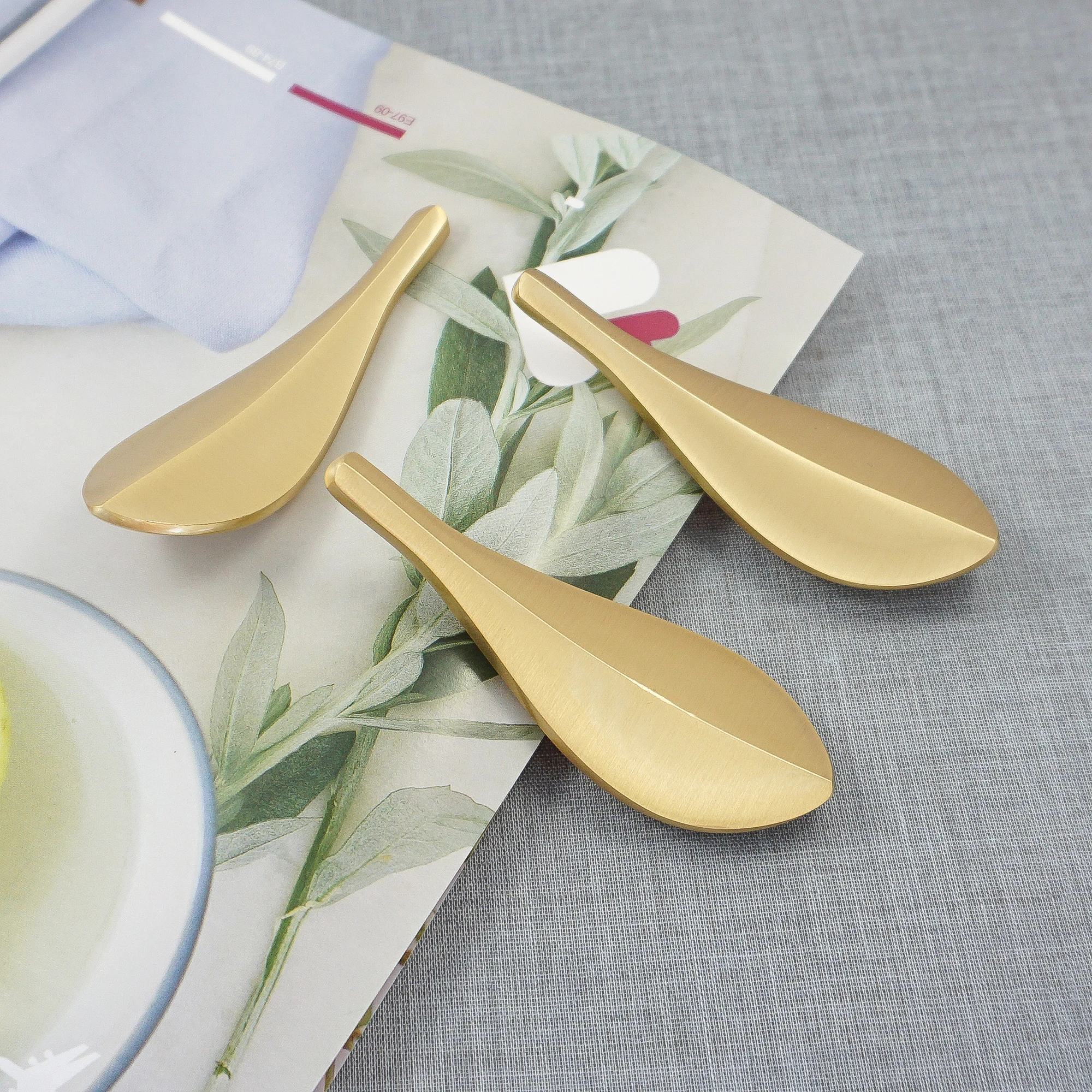 Solid Brass Leaf Shaped Cabinet Handles Decor Wardrobe Dresser Pulls Modern Gold Creative Drawer Knobs Copper Furniture Hardware