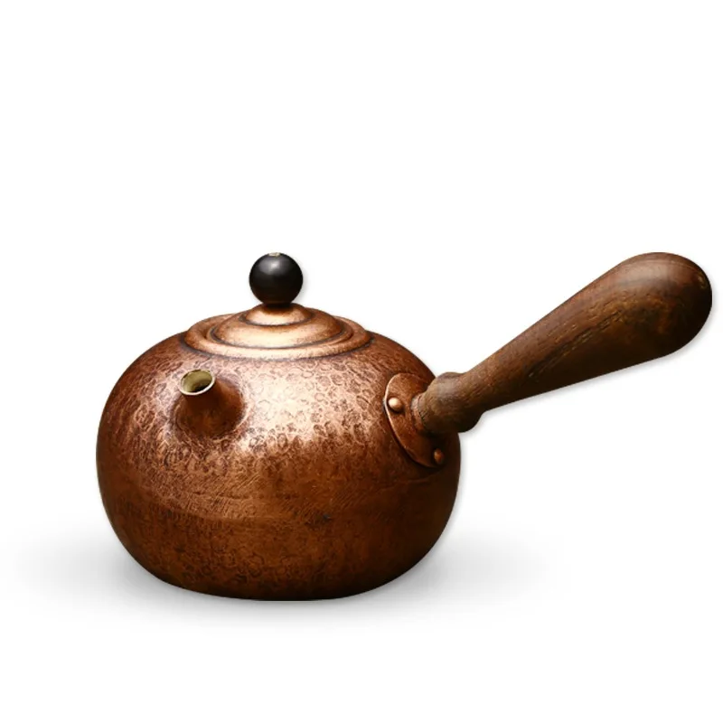 

The old copper pot boils water, and the side handle teapot is purely handmade.