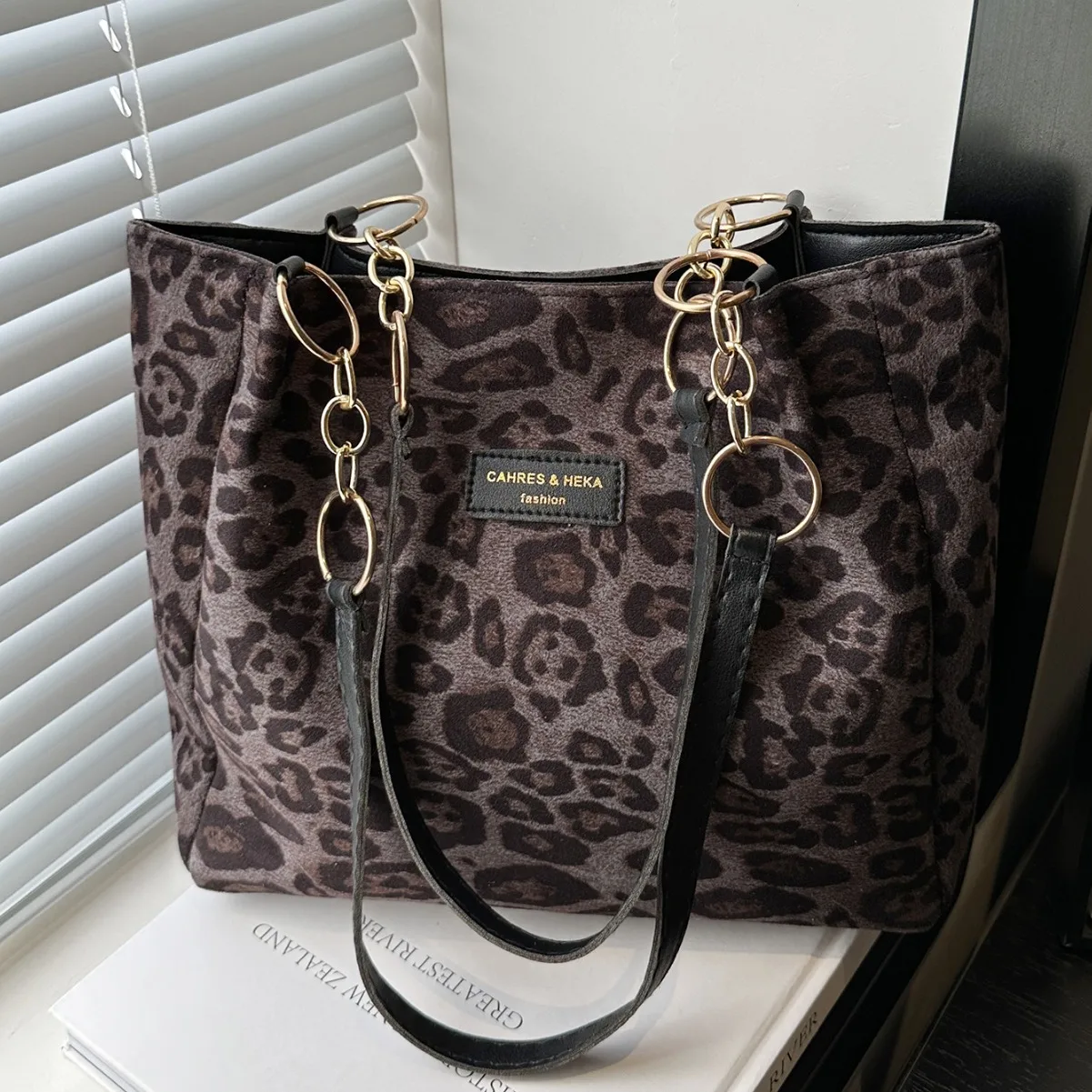 

Leopard Print Tote Bag with Chain Detail - Women's Fashionable Large Capacity Shoulder Bag, Trendy Casual Handbag for Daily Wear