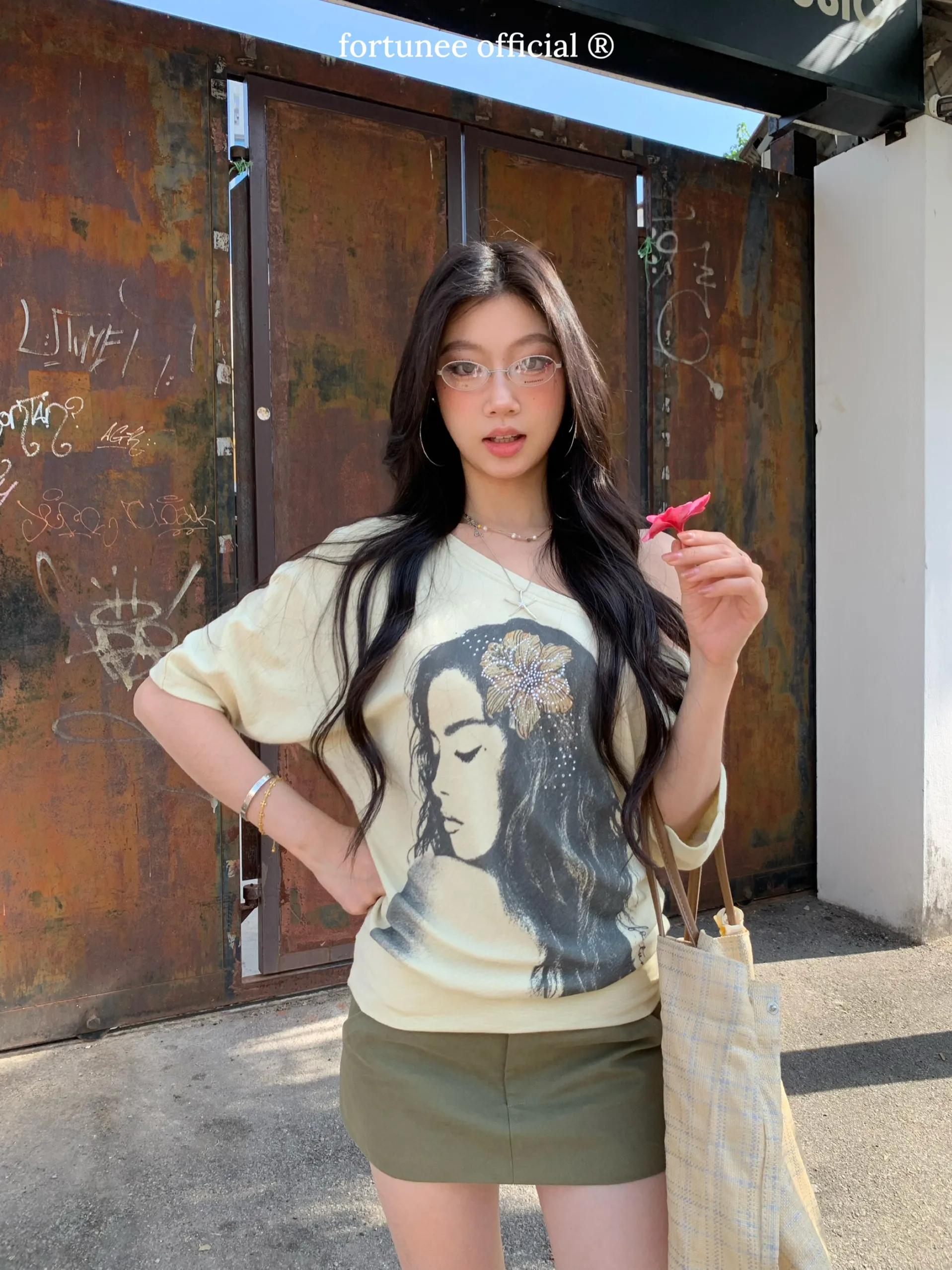 

Женская футболка Fortunee с винтажным цветочным принтом, свободный крой, короткий рукав, с декором из страз на плечах, повседневная, хлопковая, влагоотводящая