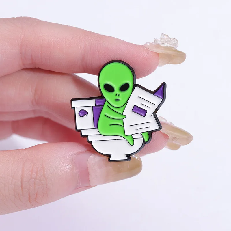 ET Aliens Reading Newspapers While Sitting on the Toilet Enamel Pin Badge Chick Knife Animal Cute Brooch Jewelry Women Lapel Bac