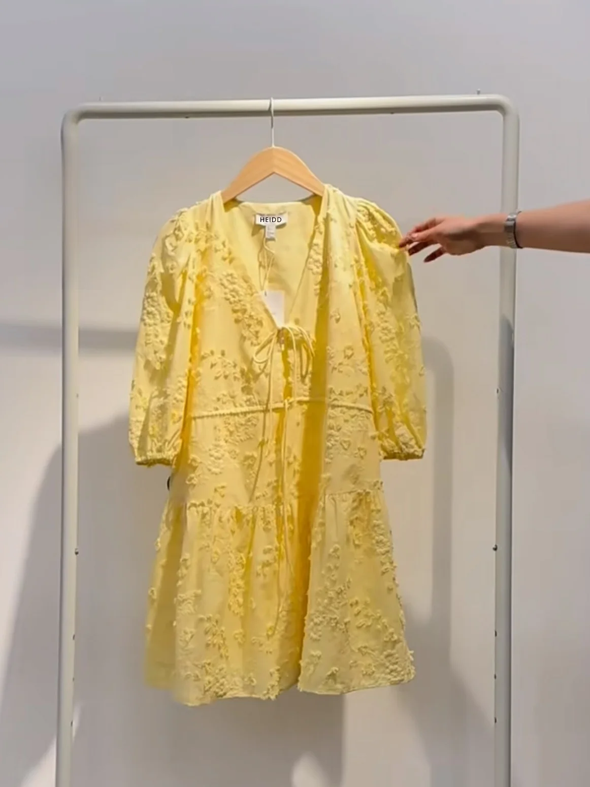 

Женское хлопковое платье с V-образным вырезом, коротким рукавом, поясом и объемной цветочной вышивкой, фасон H, для повседневной носки, летняя новинка Heidd OS2025