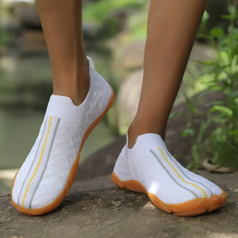 Sneaker larga in tela a piedi nudi da uomo nuova 2024 Fashion Flats Soft Zero Drop Sole punta più larga Sneakes moda leggera di grandi dimensioni