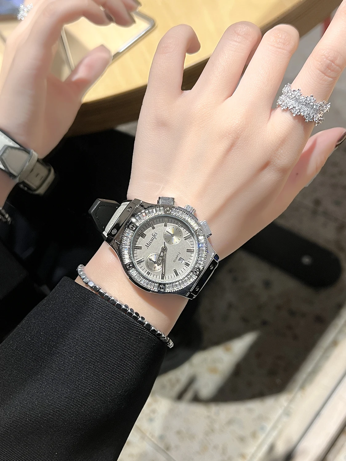 

Ювелирные часы для женщин в Дубае и европейских стран