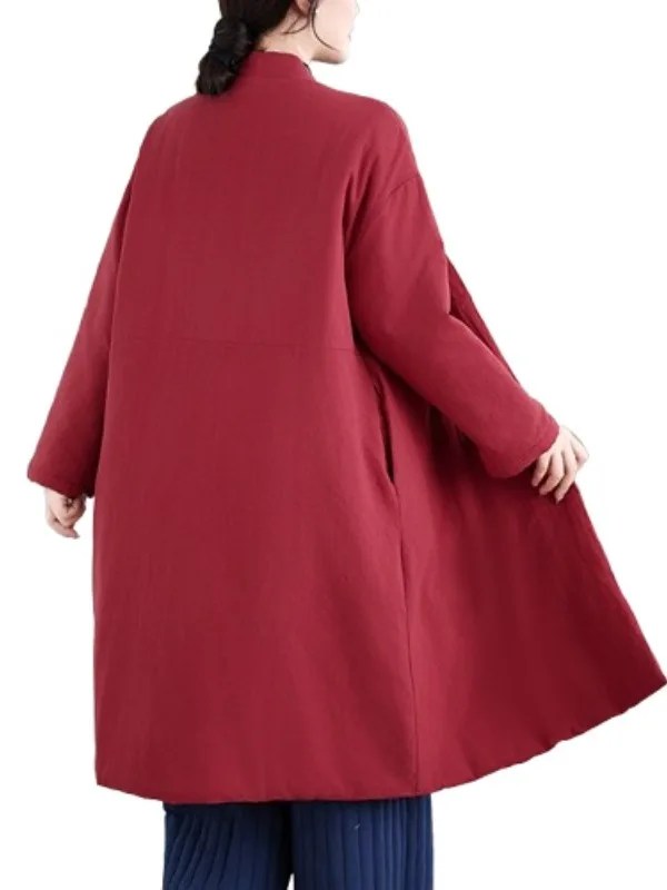 سترة نسائية فضفاضة بنمط صيني قديم من القطن مع تفاصيل الأزرار وتطريز زهور حمراء وياقة عالية مبطنة لفصلي الخريف والشتاء