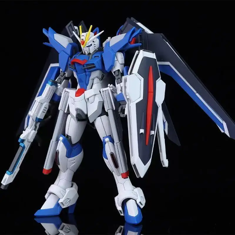 Kit de Modélisme HG STTS-909 Rising Freedom Gundam, Figurine Mecha Seed Freedom Blanc Bleu avec Grand Sac à Dos Ailé, Fusil à Faisceau et Bouclier Mobile