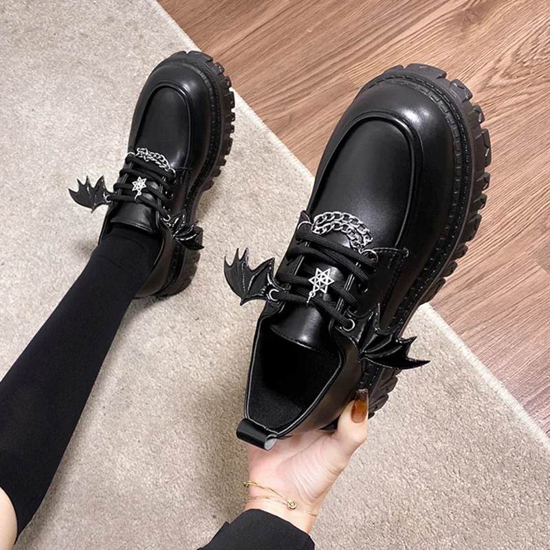 Buty na platformie z metalowym łańcuchem damskie Lolita Gothic Wing Design dla kobiet w stylu studenckim skórzane czółenka damskie mundurek szkolny