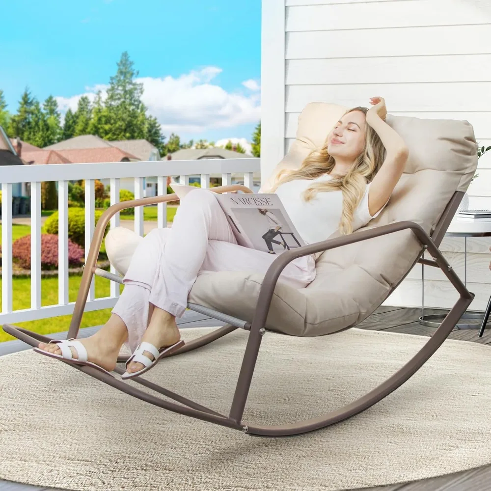 كرسي هزاز ملكي كبير الحجم للاستخدام الداخلي والخارجي باللون البيج مع مسند للقدمين للاسترخاء والقيلولة، وفناء عالي التحمل