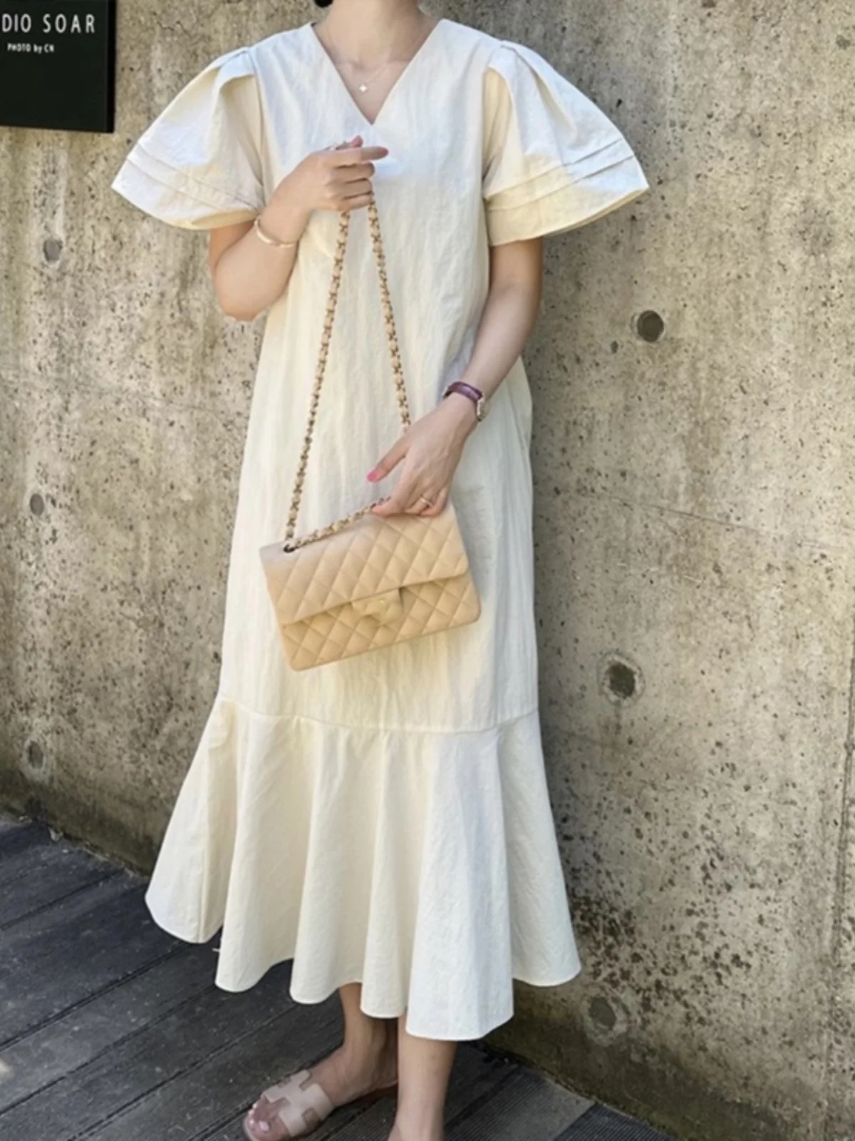 韓国風レディースワンピース バブルスリーブ Vネック ミディ丈スカート 花柄縁飾り エレガントな雰囲気 夏 通勤ファッション ワンピース