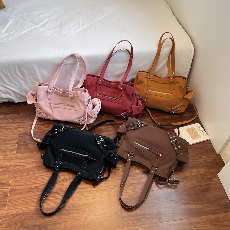 حقيبة كتف نسائية لراكبي الدراجات النارية لعام 2025، محفظة كروس على طراز Y2K، حقيبة سوداء واسعة مع حزام قابل للتعديل للتنقل والمواعدة في المدينة