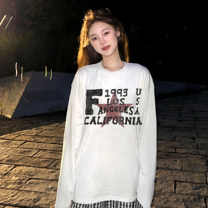 Белая женская футболка с длинными рукавами и американским буквенным принтом, осенняя мода 202, уличная свободная женская верхняя одежда большого размера Белая женская футболка с длинными рукавами и американским буквенным принтом, осенняя мода 202, уличная свободная женская верхняя одежда большого размера