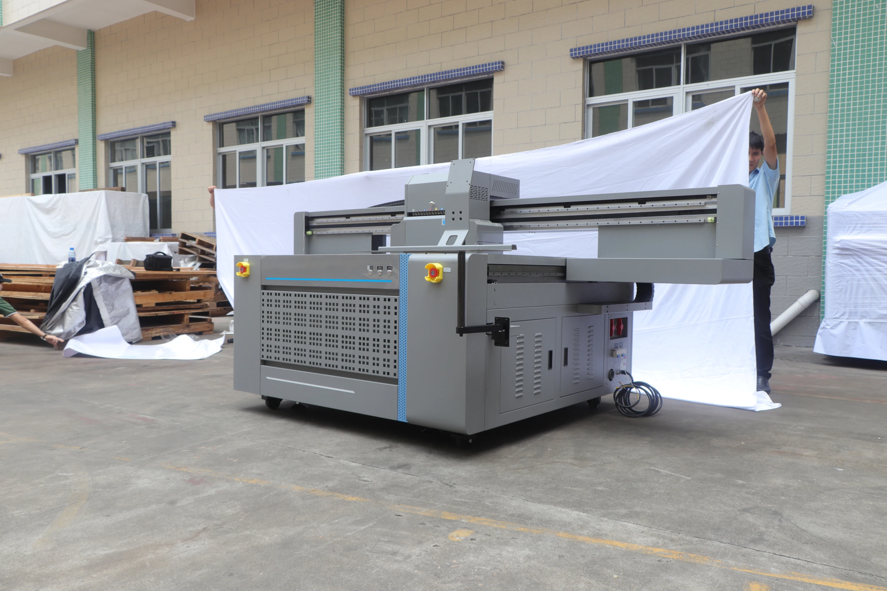 Printer Stiker Uv Dtf Cetak Gen5 Format Besar 1.6M * 1.1M Printer Flatbed Led Uv Luar Ruangan Inkjet