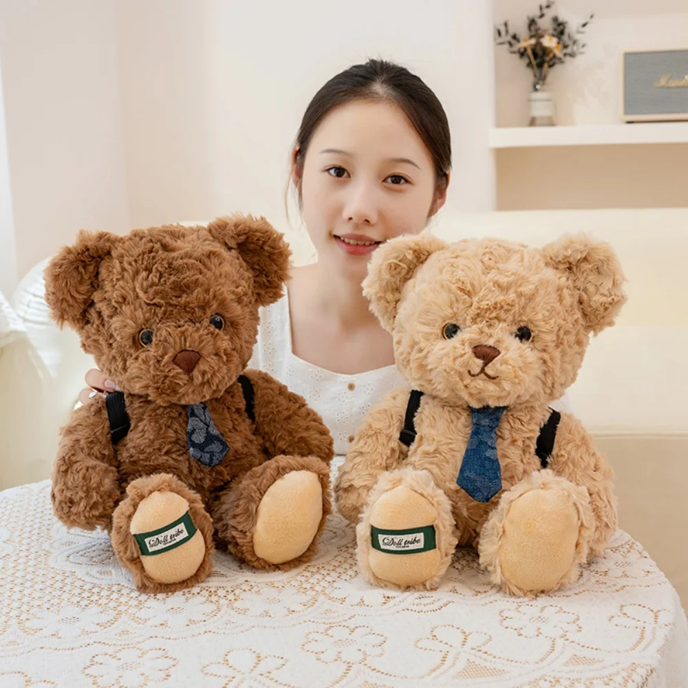 ตุ๊กตาหมีผูกเนคไท 3 สี การ์ตูนน่ารัก ตุ๊กตาหมีนุ่มนิ่ม ของเล่นตุ๊กตาหมีนุ่มๆ กระเป๋าเป้สะพายหลังหมีเท็ดดี้ ของขวัญวันเกิด/คริสต์มาส