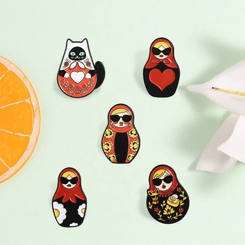 Russische Matroschka-Puppen-Emaille-Pins: Klassische russische Matroschka mit rotem Kopftuch, Sonnenbrille, Blumen- & Katzen-Brosche, Schmuck-Abzeichen – Detail 11