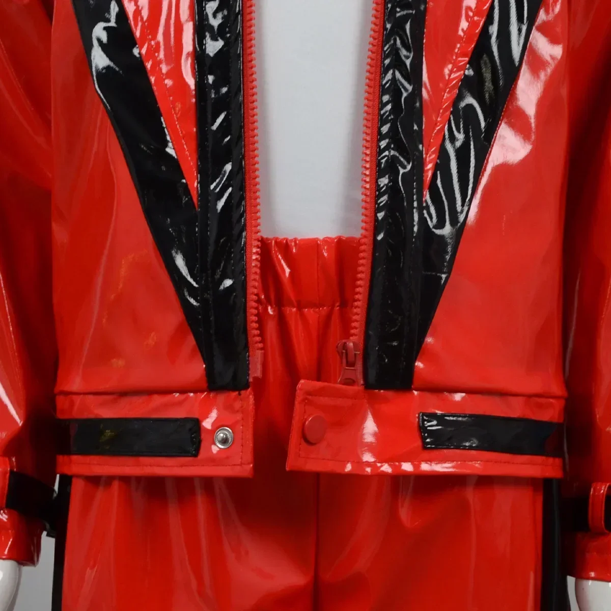 Michael Jackson Thriller Kostümset in Rot und Schwarz mit Farbblockierung, aus Kunstleder, Retro 1980er Jahre Pop-Sänger Cosplay-Outfit für Halloween – Detail 8