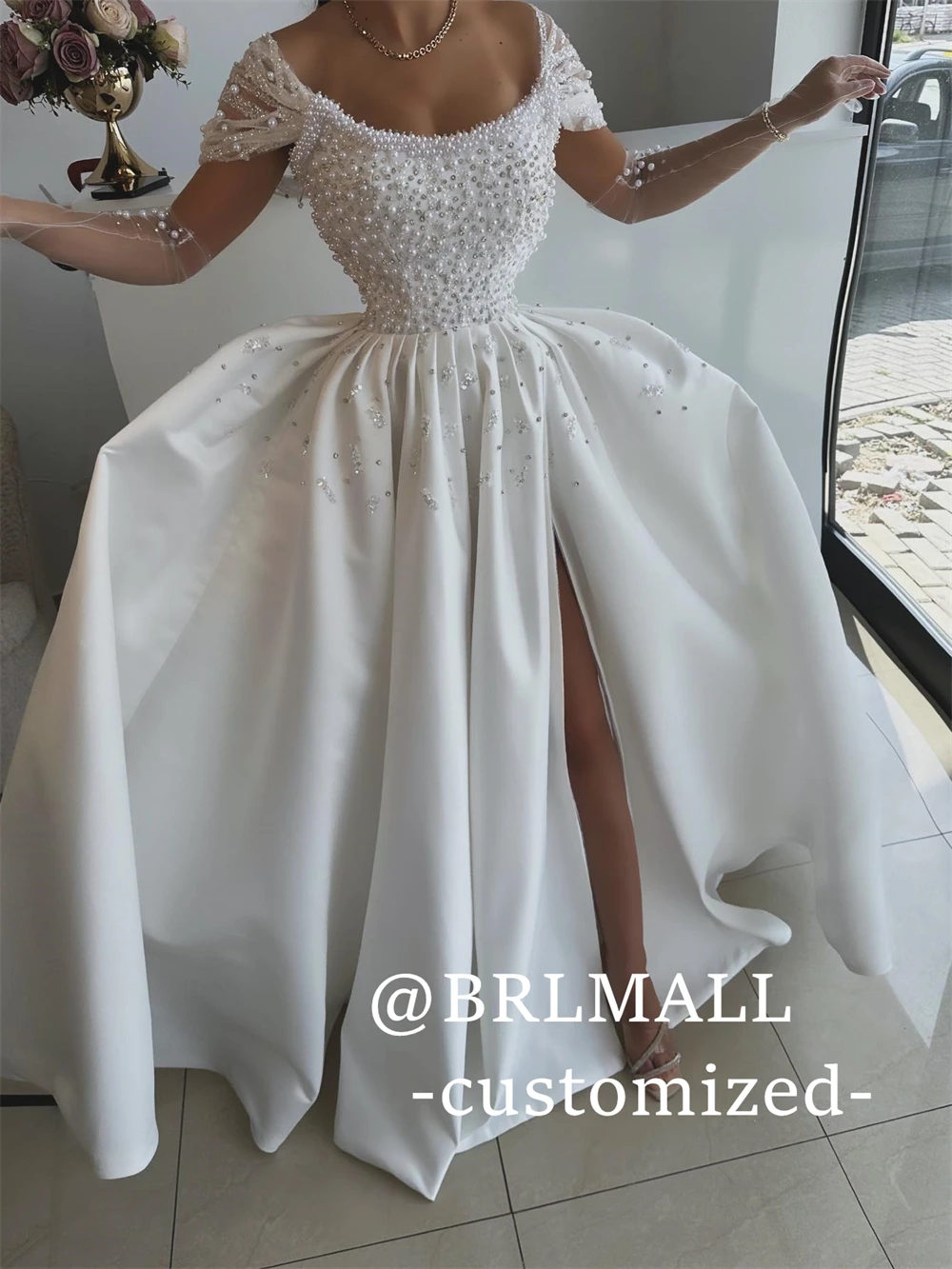 

Romantic Pearls Studded Bodice Ball Gown For Bride Customized Elegant Satin High Slit Wedding Dress Fashionable No Gloves
