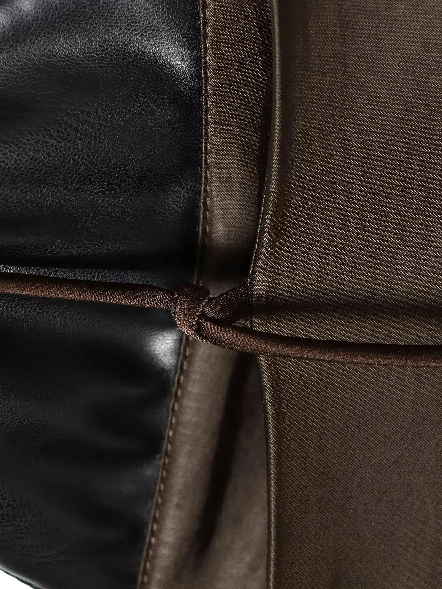 女性用エレガントなVネックのスリングドレス、無地の柔らかいサテン生地、イレギュラーなデザイン、シックなアシンメトリーヘム、PU素材の切り替えドレス