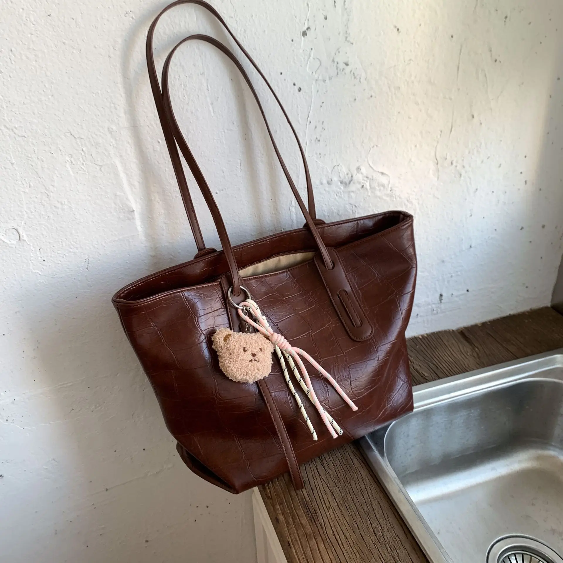 

Лето 2021, женская большая сумка, модная минималистичная большая сумка на плечо, стильная повседневная сумка для работы и поездок на работу