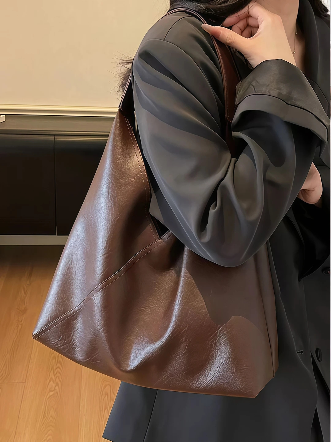 

Элегантная женская сумка-тоут большой вместимости, модная городская сумка, повседневный простой стиль, магнитная застежка, мягкая искусственная кожа.