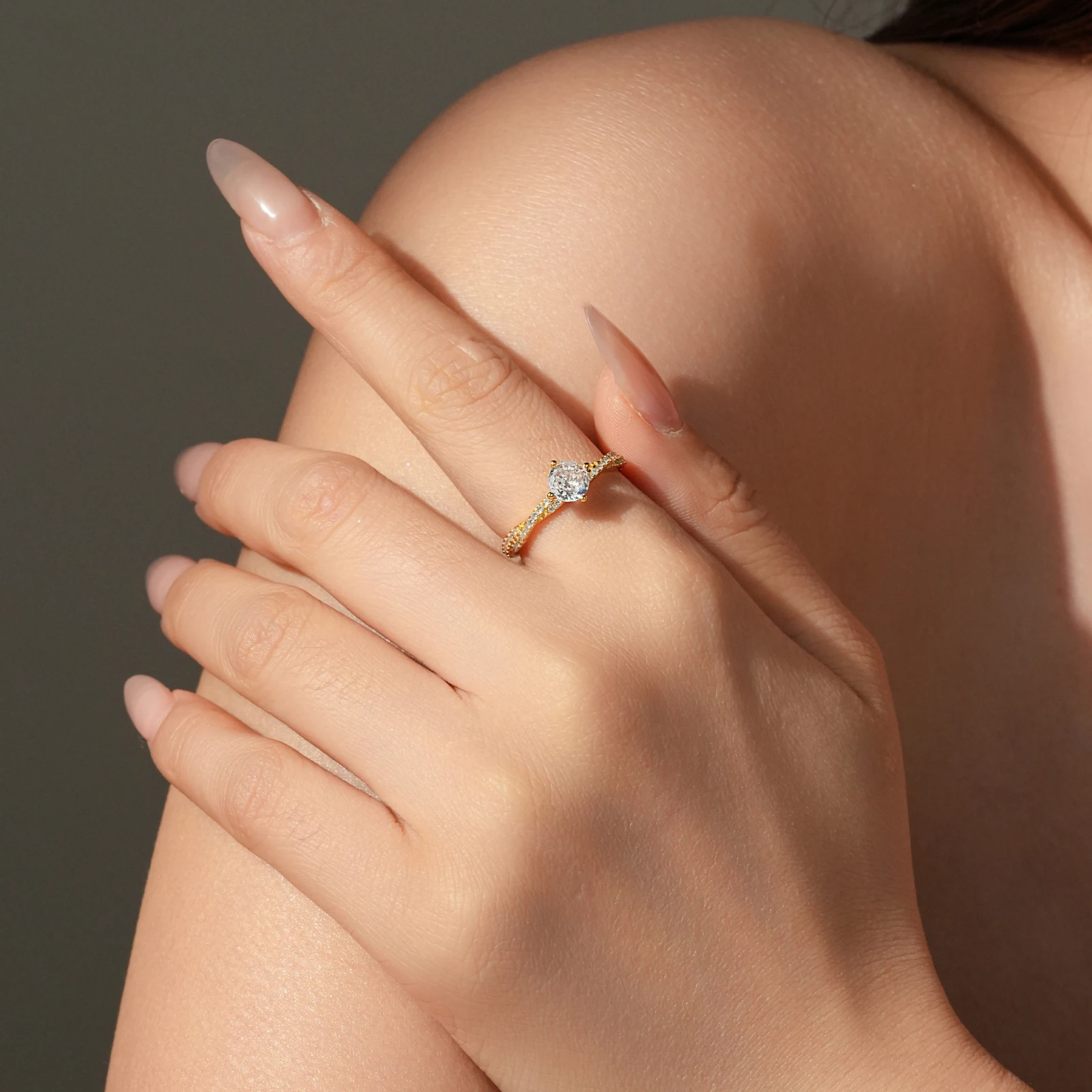 ANDYWEN 925 فضة تويست الفرقة الدائري مع الزركون المستديرة الفاخرة الحب الأبدي مجوهرات للنساء الزفاف والذكرى السنوية